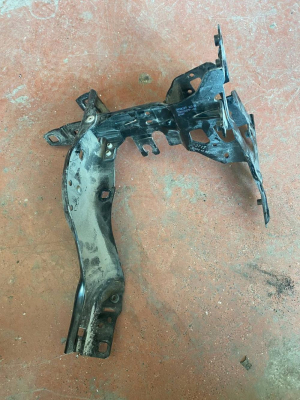 1155840602 BMW 5 SERİSİ G30 G31 SOL FAR BRAKETİ | MOTOLAND