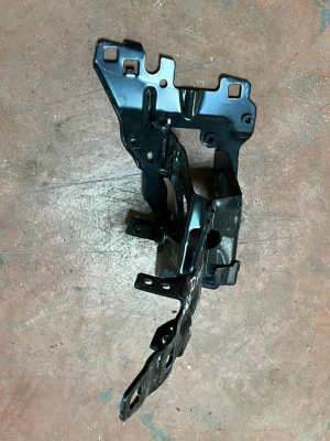 1155840602 BMW 5 SERİSİ G30 G31 SOL FAR BRAKETİ | MOTOLAND