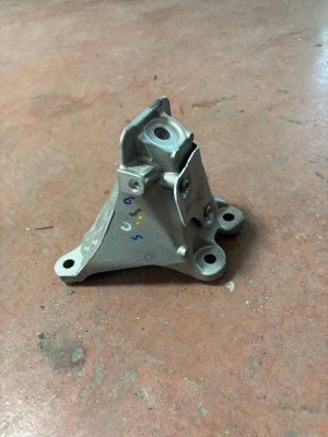 18574711 BMW 7 SERİSİ G70 MOTOR MONTAJ BRAKETİ | MOTOLAND