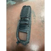 18715610 / 187156 BMW 5 SERİSİ G30 ÖN PANJUR İÇ MASKE | MOTOLAND