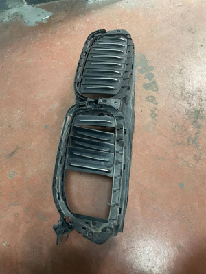 18715610 / 187156 BMW 5 SERİSİ G30 ÖN PANJUR İÇ MASKE | MOTOLAND