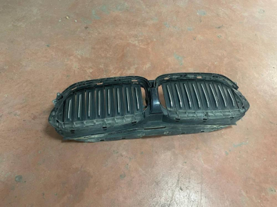 18715610 / 187156 BMW 5 SERİSİ G30 ÖN PANJUR İÇ MASKE | MOTOLAND