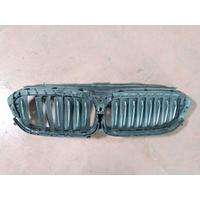 18715610 BMW 5 SERİSİ G30 ÖN PANJUR İÇ MASKESİ 4H1