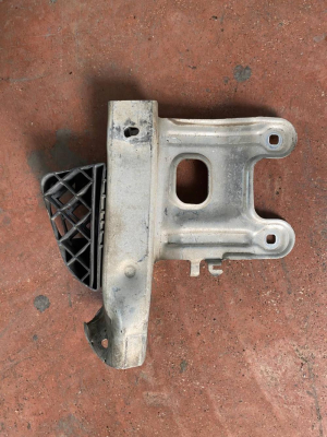 51117266193 / 7266193 BMW 3 SERİSİ F30 F32 2014-19 ÖN TAMPON SOL DARBE EMİCİ DEMİR BRAKET | MOTOLAND