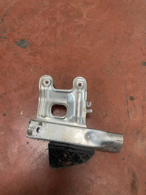 51117266193 / 7266193 BMW 3 SERİSİ F30 TAMPON DEMİR AYAĞI