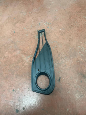 51117294684 / 7294684 BMW 4 SERİSİ F32 ÖN TAMPON SİS ÇERÇEVESİ