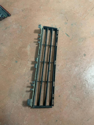 51117385267 / 7385267 BMW 5 SERİSİ G30 ORTA TAMPON IZGARASI