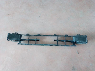 51117462937 / 7462937 BMW 1 SERİSİ F40 ÖN TAMPON IZGARASI 4İ18