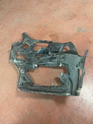 51117954216 / 7954216 BMW X1 F48 TAMPON İÇ BRAKET MASKESİ