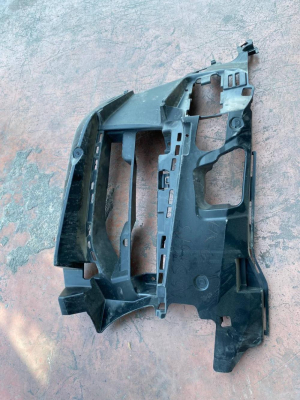 51118064968 BMW 5 SERİSİ G30 ÖN SAĞ TAMPON SİS BAĞLANTI BAKALİTİ | MOTOLAND