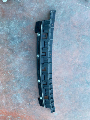 51118081418 / 8081418 BMW 4 SERİSİ G22 ÖN TAMPON ALT BAĞLANTI BRAKETİ | MOTOLAND