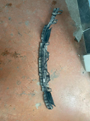 51118081740 BMW 7 SERİSİ G70 ÖN TAMPON ALT BRAKETİ | MOTOLAND