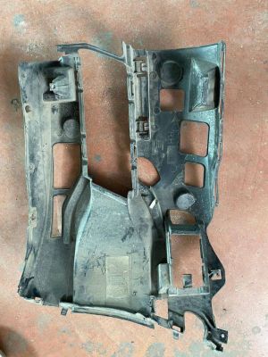 51119498602 / 9498602 BMW 5 SERİSİ G30 G31 LCI ÖN TAMPON SAĞ ÖN SİS BAĞLANTI BRAKETİ