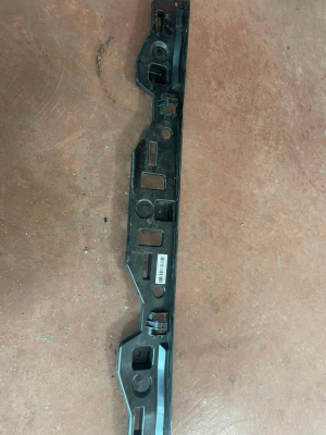 51125A011B7 BMW 5 SERİSİ 2023 2024 G60 ÖN TAMPON BRAKETİ