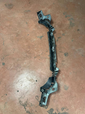 51127256922 / 7256922 BMW F30 ARKA TAMPON TAŞIYICI BRAKETİ