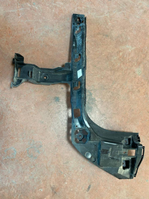 51127381120 / 7381120 BMW X1 F48 ARKA TAMPON SAĞ BRAKETİ | MOTOLAND