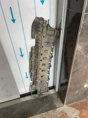 51127387296 / 7387296 BMW 5 SERİSİ G30 ARKA TAMPON İÇ BAKALİTİ