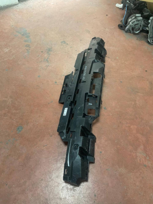 51128084702 / 8084702 BMW 5 SERİSİ G60 M ARKA TAMPON ORTA AYAK