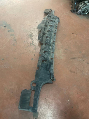 51128098702 / 8098702 BMW 5 SERİSİ G30 ARKA TAMPON ORTA BRAKETİ