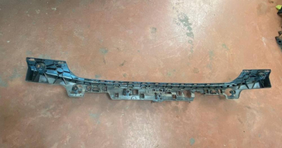 51128737046 / 8737046 BMW i SERİSİ iX20 ARKA TAMPON ORTA BRAKETİ