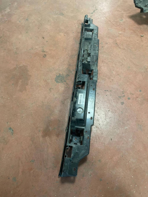 51129464128 / 9464128 BMW 7 SERİSİ G70 ARKA TAMPON BRAKETİ