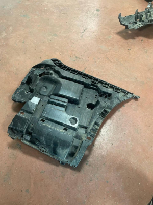 51129464134 / 9464134 BMW 7 SERİSİ G70 ARKA TAMPON BRAKETİ