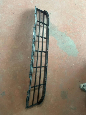 51139498597 / 9498597 BMW 5 SERİSİ G30 LCİ ÖN TAMPON ORTA IZGARA