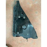 51717240680 / 7240680 BMW 1-2 SERİSİ F20-F22-F23 ÖN SİLECEK KAPAĞI KAPLAMA BAKALİTİ
