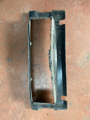 51748054591 / 8054591 BMW 1 SERİSİ F20, 2 SERİSİ F22, 3 SERİSİ F30, 4 SERİSİ F32 ÖN ALT HAVALANDIRMA BAKALİTİ | MOTOLAND