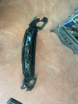 51749464037 / 9464037 BMW G70 RADYATÖR ÇERÇEVESİ | MOTOLAND