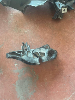 51749464382 / 9464382 BMW İ SERİSİ İ7 SAĞ ÜST TUTUCU | MOTOLAND
