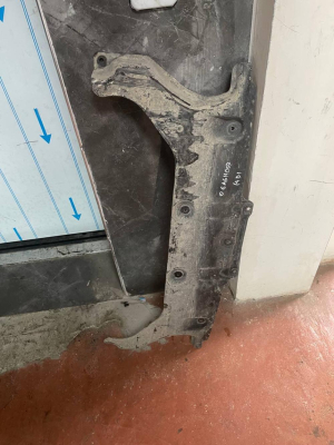51759498261 / 9498261 BMW 7 SERİSİ G70 MOTOR ALT KAPAĞI