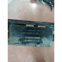 5177 7204022 BMW 5 SERİSİ ÖN SAĞ YAN PLASTİK ETEK TUTUCU