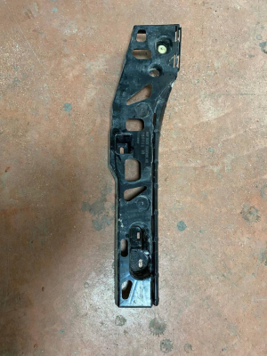 51777387348 / 7387348 BMW 5 SERİSİ G30 ARKA SAĞ MARŞPİYEL TUTUCU | MOTOLAND