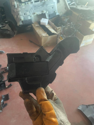 5A33854 BMW 7 SERİSİ G70 AKÜ KABLO TUTUCU | MOTOLAND