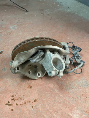 6792285 BMW 2 SERİSİ F22 F23 SOL ÖN TEKER TAŞIYICI VE DİSK KALİPER | MOTOLAND