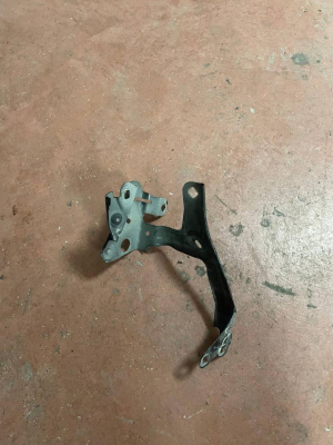 734961819 / 7349618 BMW 5 SERİSİ G30 KANAT MONTAJ BRAKETİ