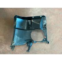 7386362  BMW 3 SERİSİ F30 F31 2013-2015 SAĞ SİS FAR BRAKETİ