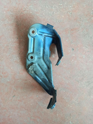 7424678 BMW X3 ÖN SAĞ ÇAMURLUK TUTUCU
