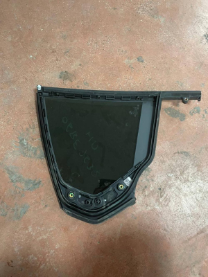 742608711 / 7426087 BMW X1 F48 ÖN PENCERE CAMI | MOTOLAND
