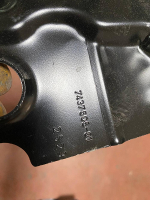 7437505 / 21237329 BMW 5 SERİSİ G60 SOL ÖN ÇAMURLUK TUTUCU | MOTOLAND