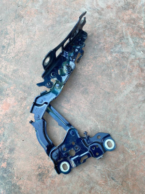 7450589 BMW 3 SERİSİ G20 G21 ÖN SOL KAPUT MENTEŞESİ | MOTOLAND