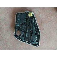 7486432 BMW X3 ARKA SAĞ CAM KRİKOSU
