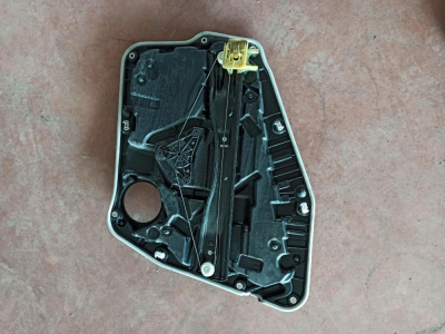7486432 BMW X3 ARKA SAĞ CAM KRİKOSU