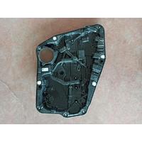 7486432 BMW X3 ARKA SAĞ CAM KRİKOSU