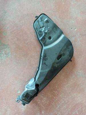 7947500 BMW X3 ÖN CAM YIKAMA SUYU ŞİŞESİ