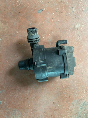 8482744 BMW G05 G06 G07 G11 G12 G30 G31 G32 SOĞUTMA POMPASI | MOTOLAND