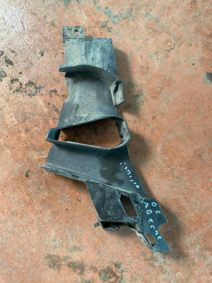8A2-17E950-BB RANGE ROVER VELAR L560 SAĞ TAMPON HAVA KANALI BRAKETİ | MOTOLAND