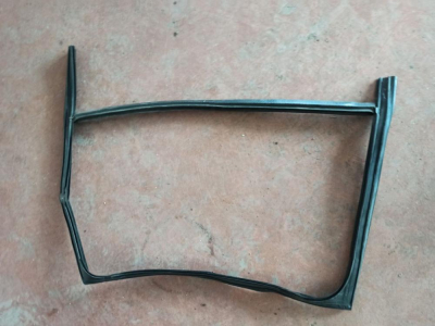 DK62-25766-A RANGE ROVER SPORT SAĞ ARKA CAM LASTİĞİ