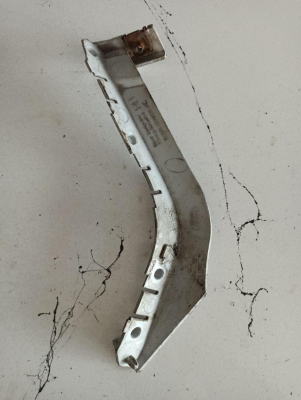 LR035104 / BJ3217A881AC LR EVOQUE ARTA TAMPON BRAKET 4B15